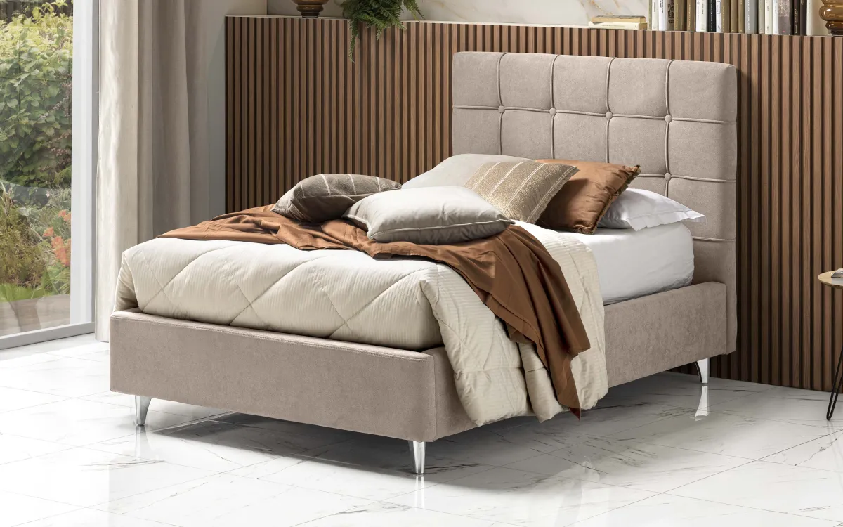 Letto contenitore una piazza e mezza con piedini rivestimento bacos beige: Nina