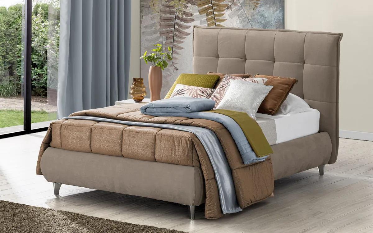 Letto contenitore una piazza e mezza con piedini tessuto loto brown: Deva