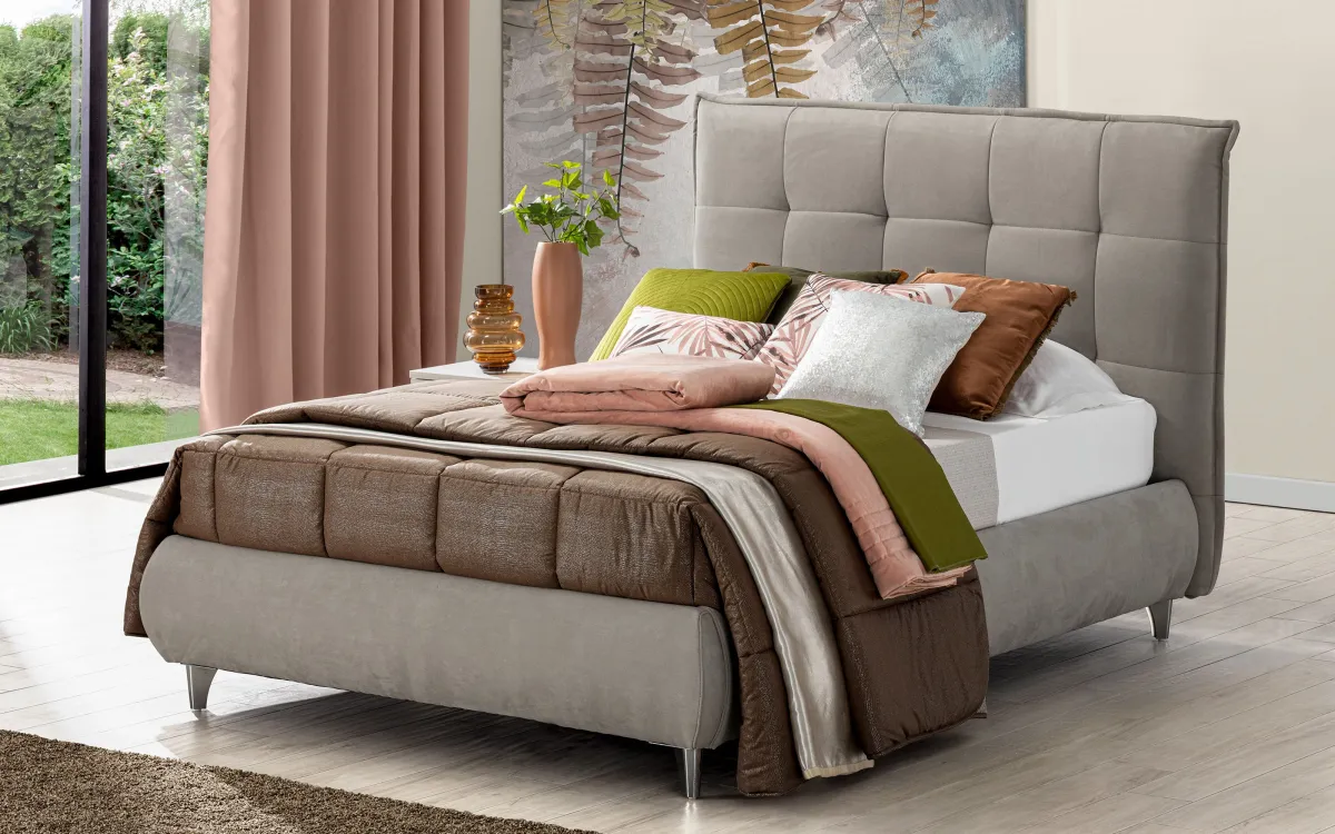 Letto contenitore una piazza e mezza con piedini tessuto loto grigio chiaro: Deva