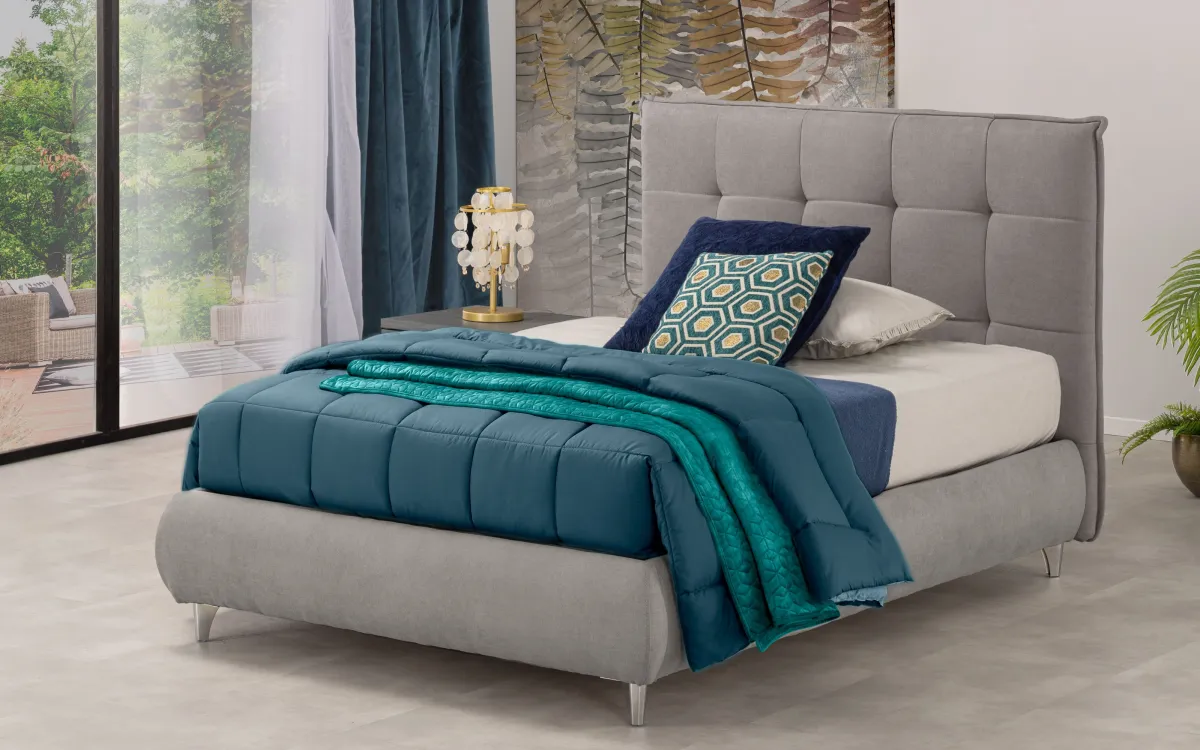 Letto contenitore una piazza e mezza con piedini tessuto mlk silver: Deva