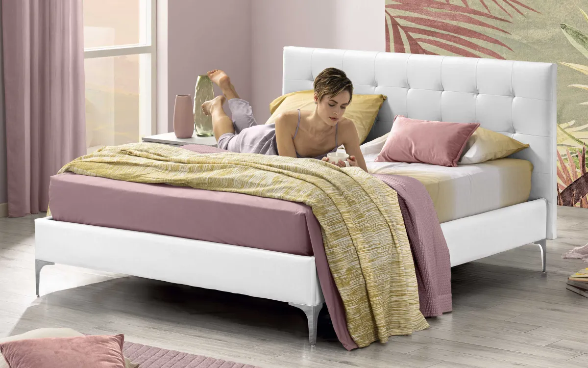 Letto matrimoniale con giroletto con piedini rivestimento ego bianco: Grace