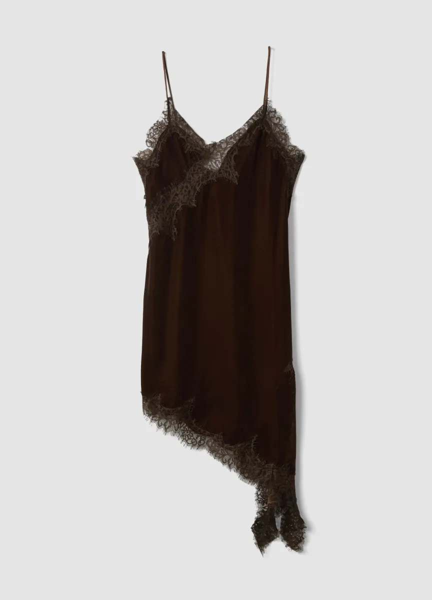 Abito marrone asimmetrico con pizzo