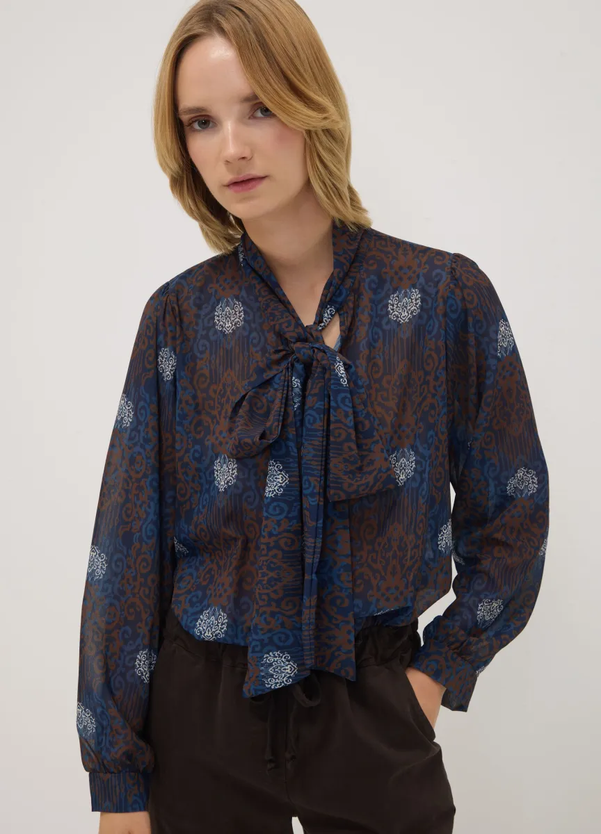 Blusa blu e marrone con fiocco e fantasia all-over regular fit