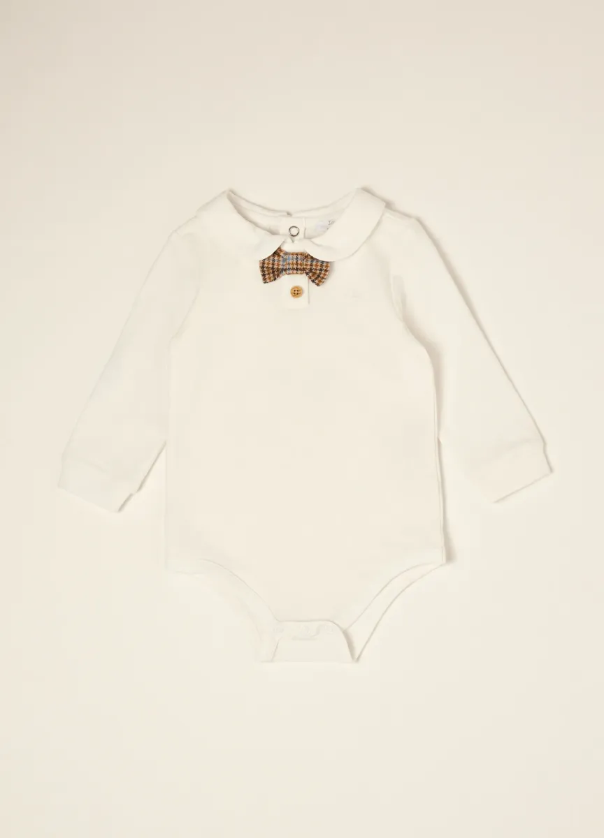 Body bianco in cotone organico elasticizzato con fiocco