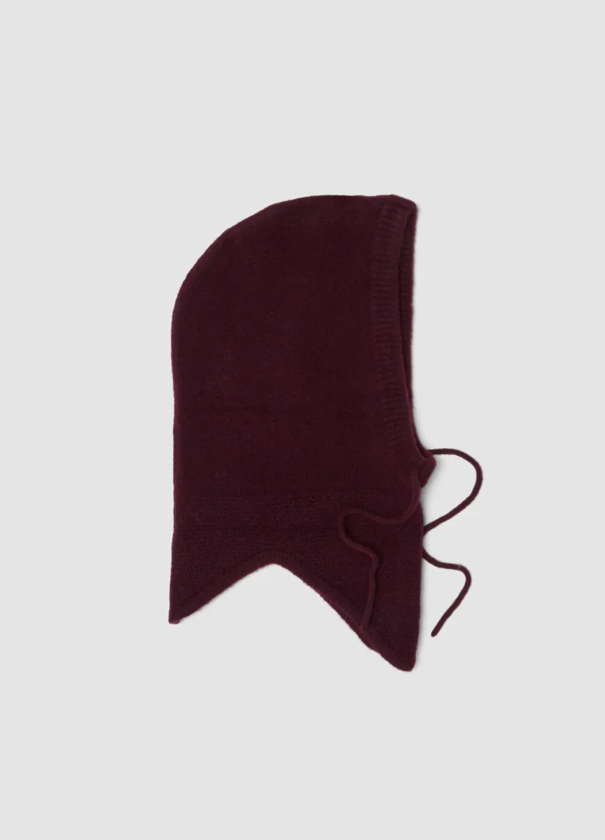 Cappuccio rosso in lana elasticizzata con laccetti
