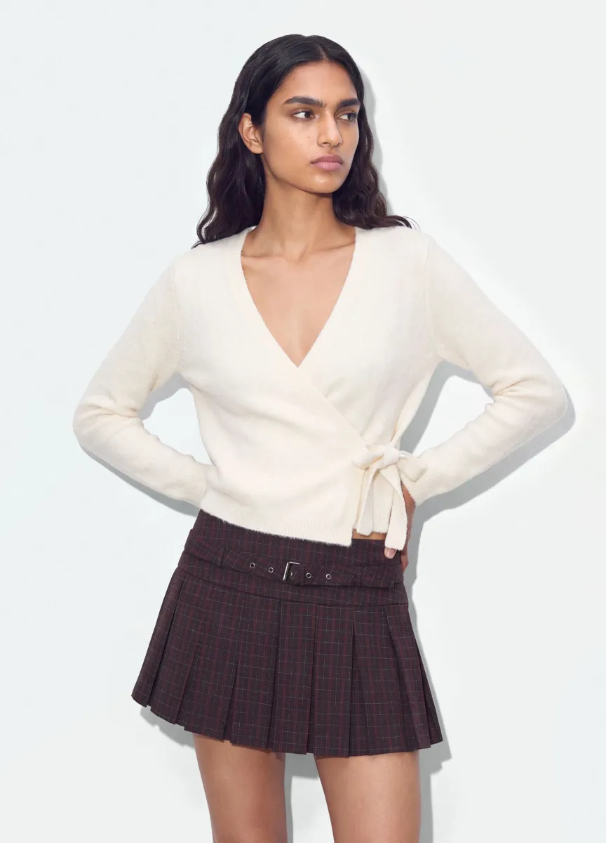 Cardigan bianco a portafoglio con scollo profondo a V