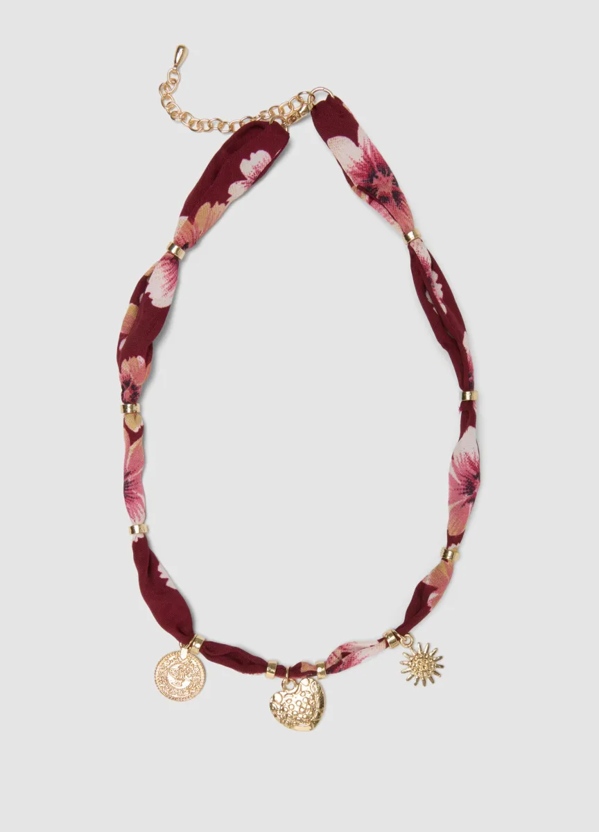 Collana rossa con stampa floreale e ciondoli dorati