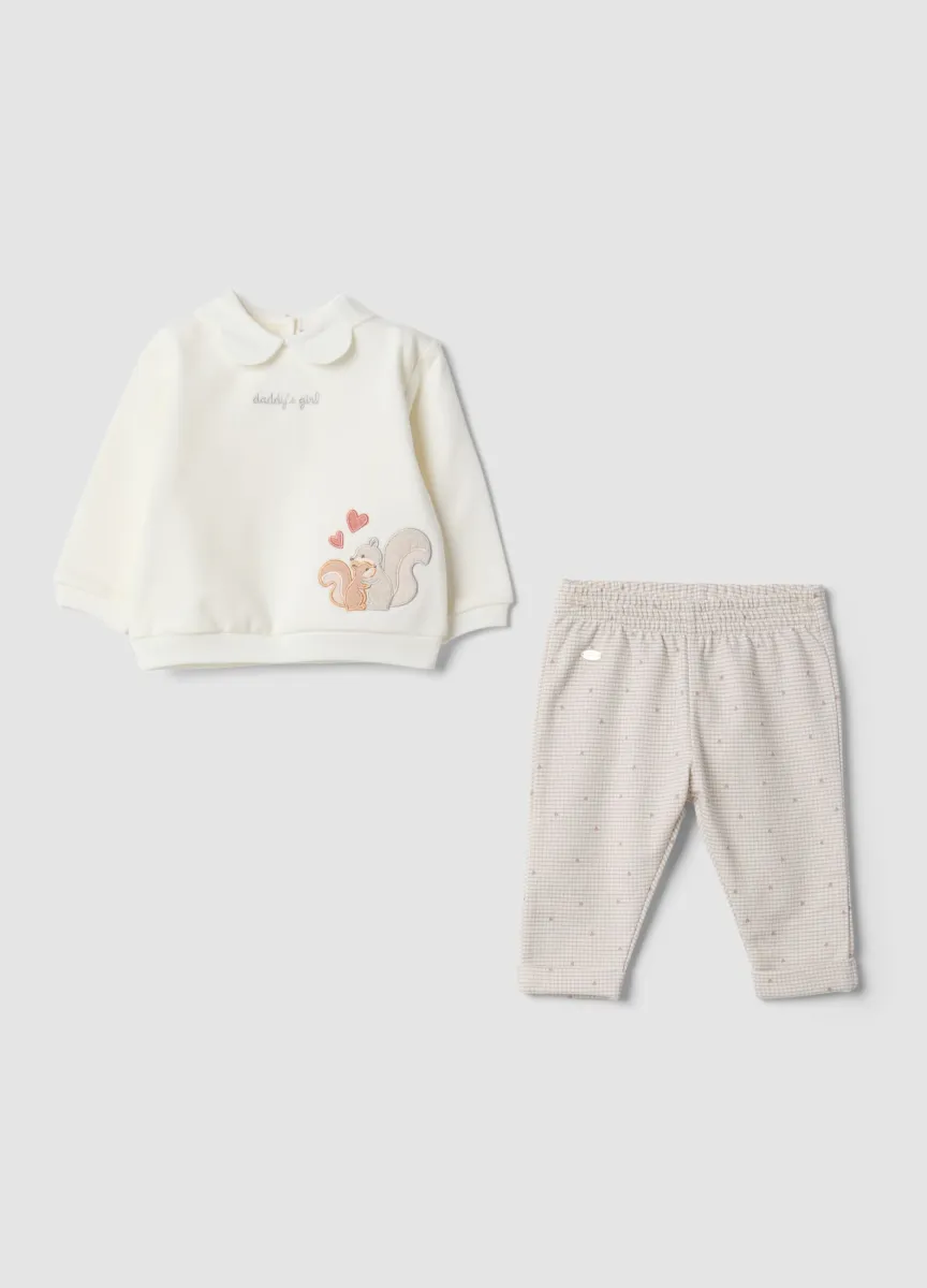 Completo bianco e beige in puro cotone organico con ricamo scoiattoli