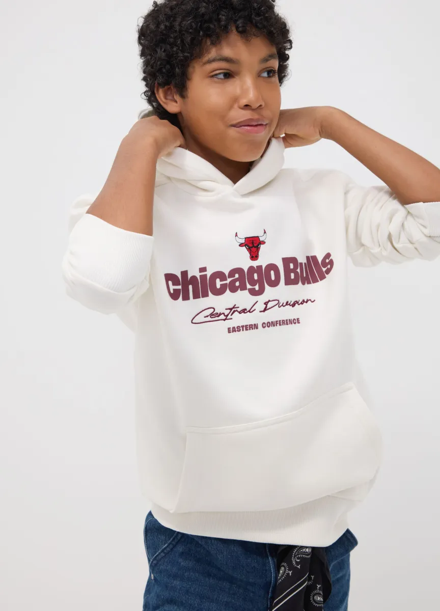 Felpa bianca con cappuccio in misto cotone e logo Chicago Bulls