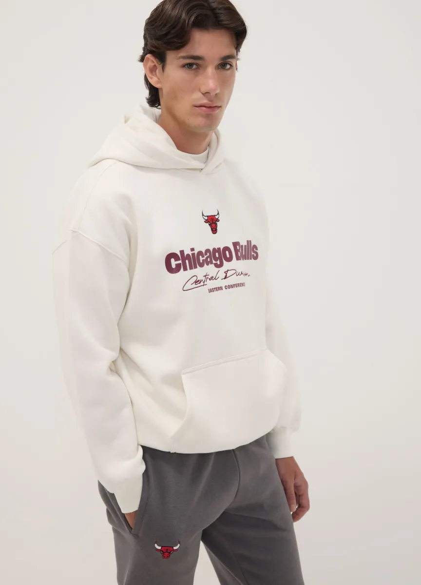 Felpa con cappuccio bianca in misto cotone con stampa Chicago Bulls