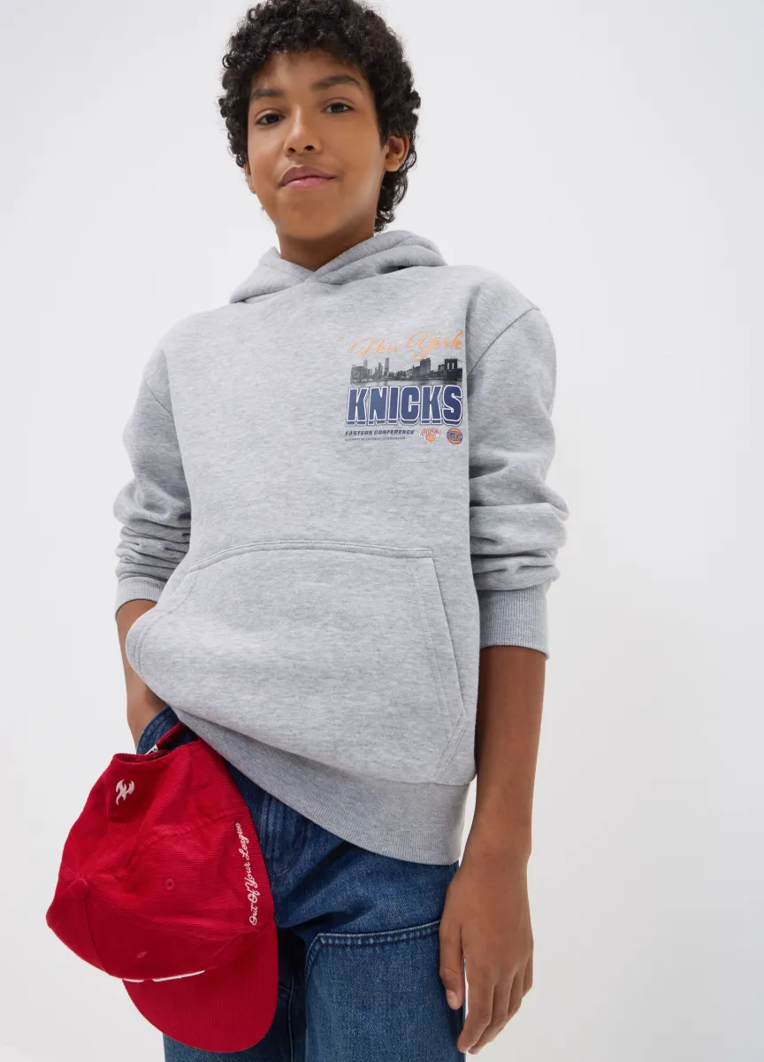Felpa grigia con cappuccio in misto cotone con stampa New York Knicks