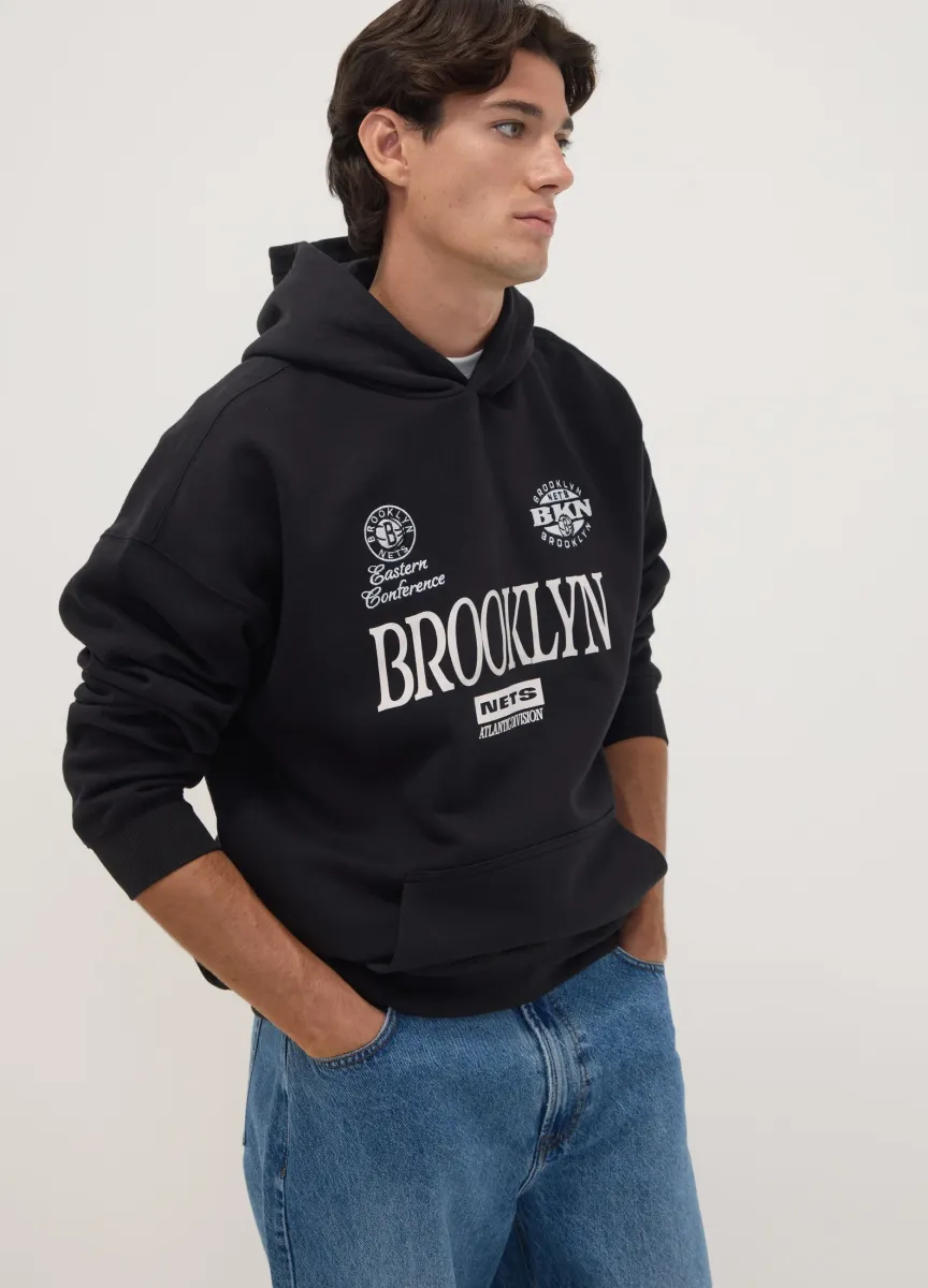 Felpa nera con cappuccio in misto cotone con stampa Brooklyn Nets