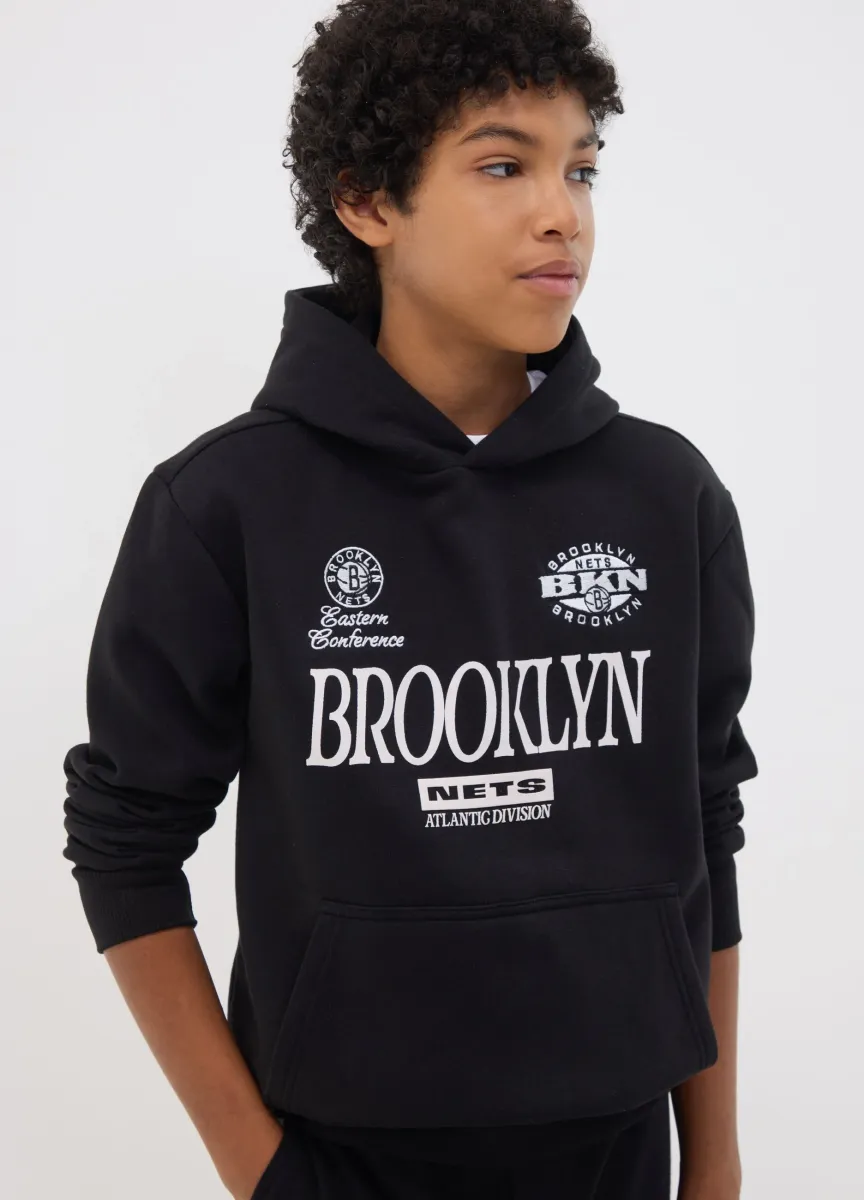 Felpa nera con cappuccio in misto cotone e stampa Brooklyn Nets per ragazzo
