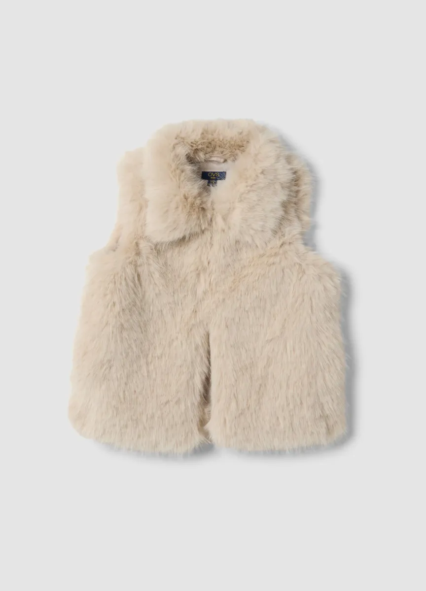 Gilet beige con collo ampio ed effetto peluche