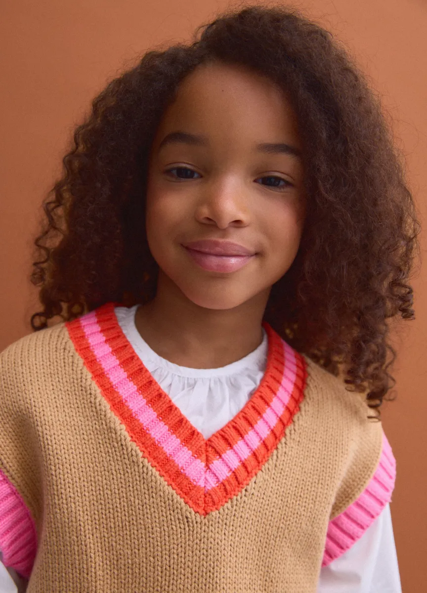Gilet marrone in misto cotone con scollo a V e profilo a contrasto per bambina