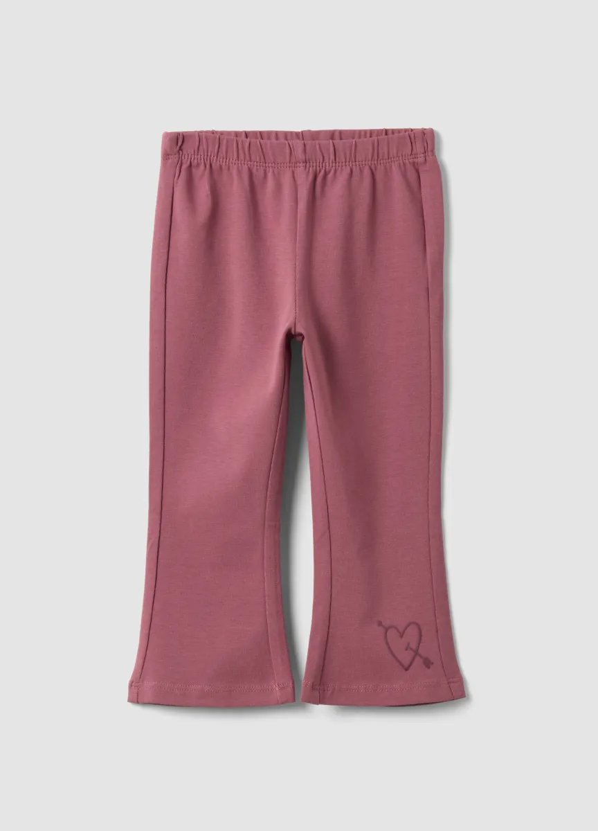 Leggings flare viola in misto cotone organico elasticizzato con stampa cuore per bimba