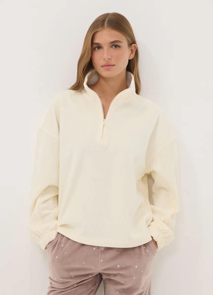 Maglia bianca in tessuto elasticizzato con collo serafino
