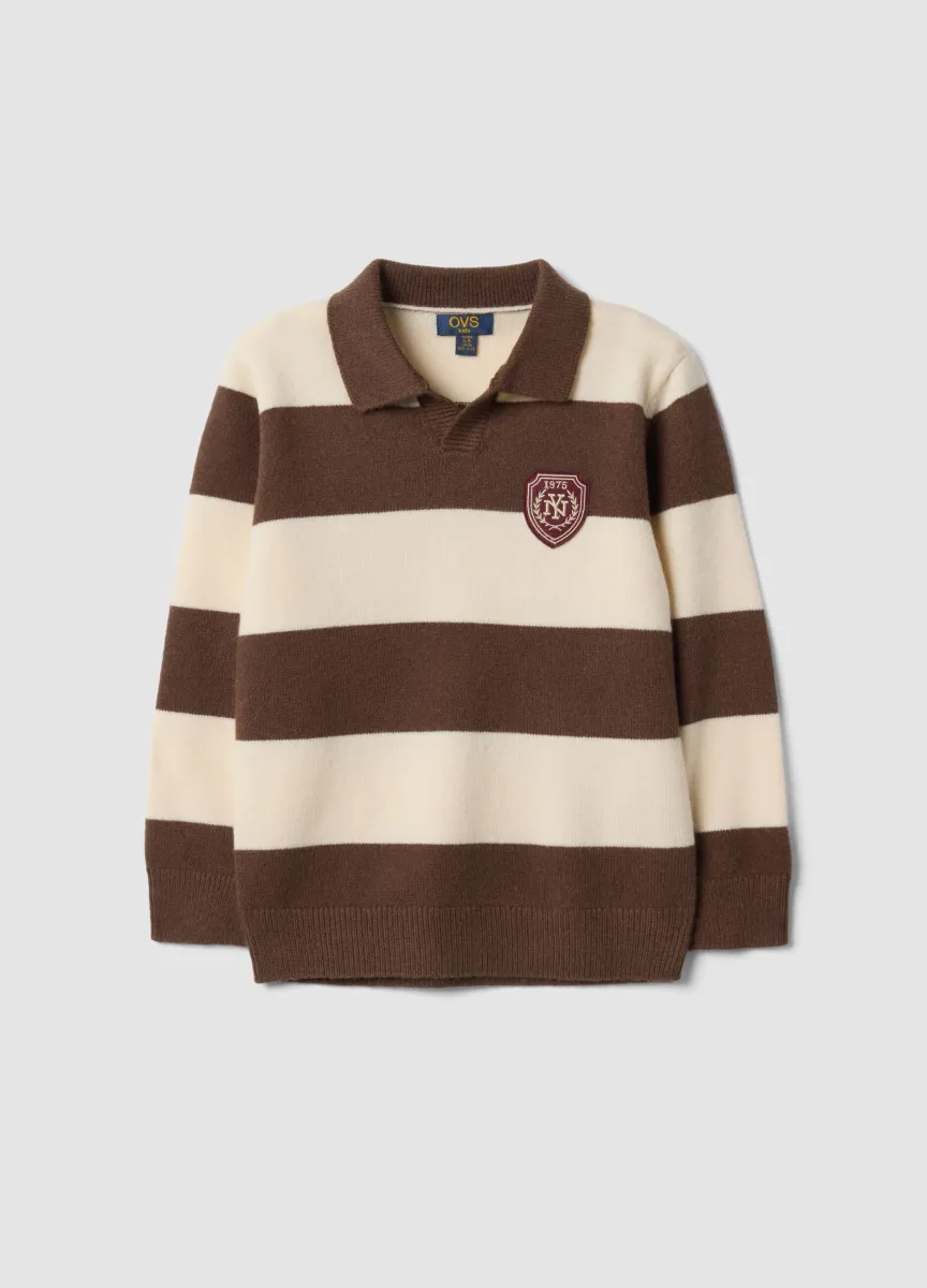 Maglia marrone a righe con colletto polo