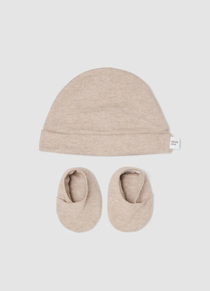 Set beige con cuffietta e scarpine neonato