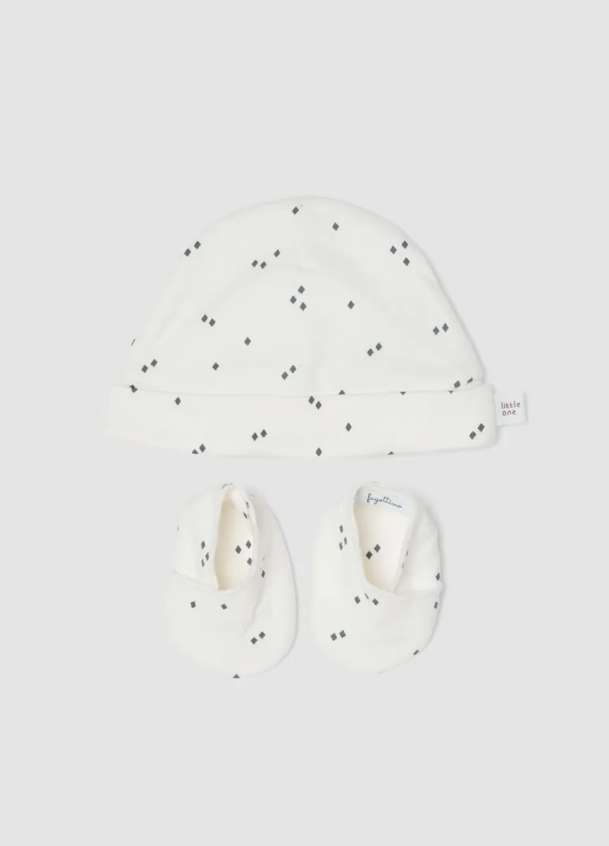 Set bianco con berretto e scarpine stampate