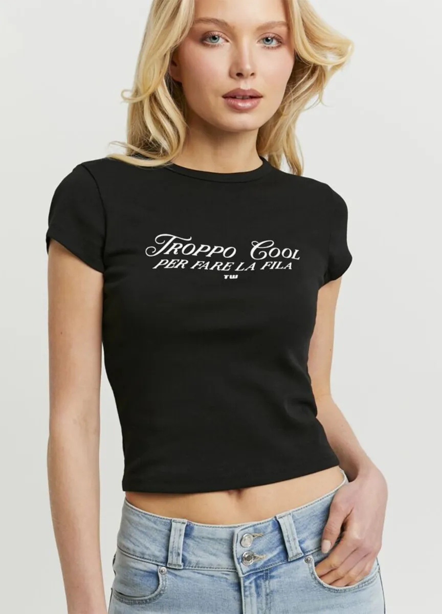 T-shirt nera in cotone elasticizzato a maniche corte con scritta