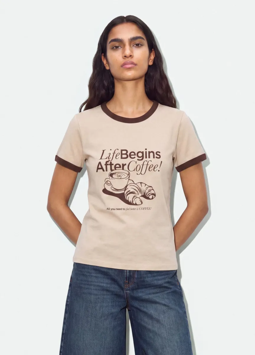 T-shirt rosa in cotone con stampa grafica frontale e bordi a contrasto