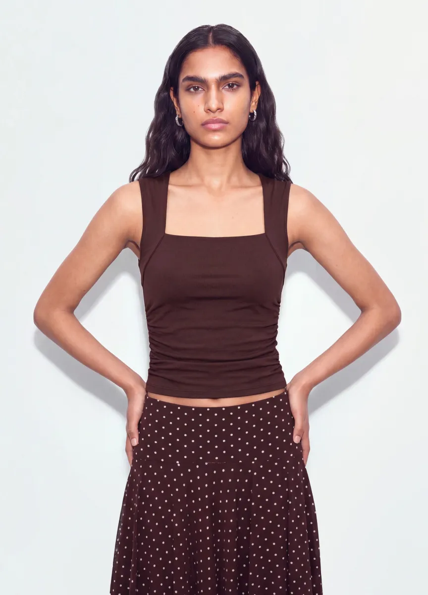 Tank top rosso in tessuto elasticizzato con arricciature laterali