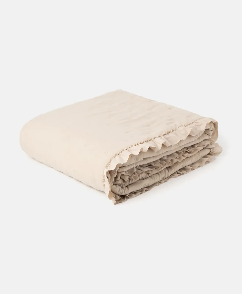 Copriletto beige con volant