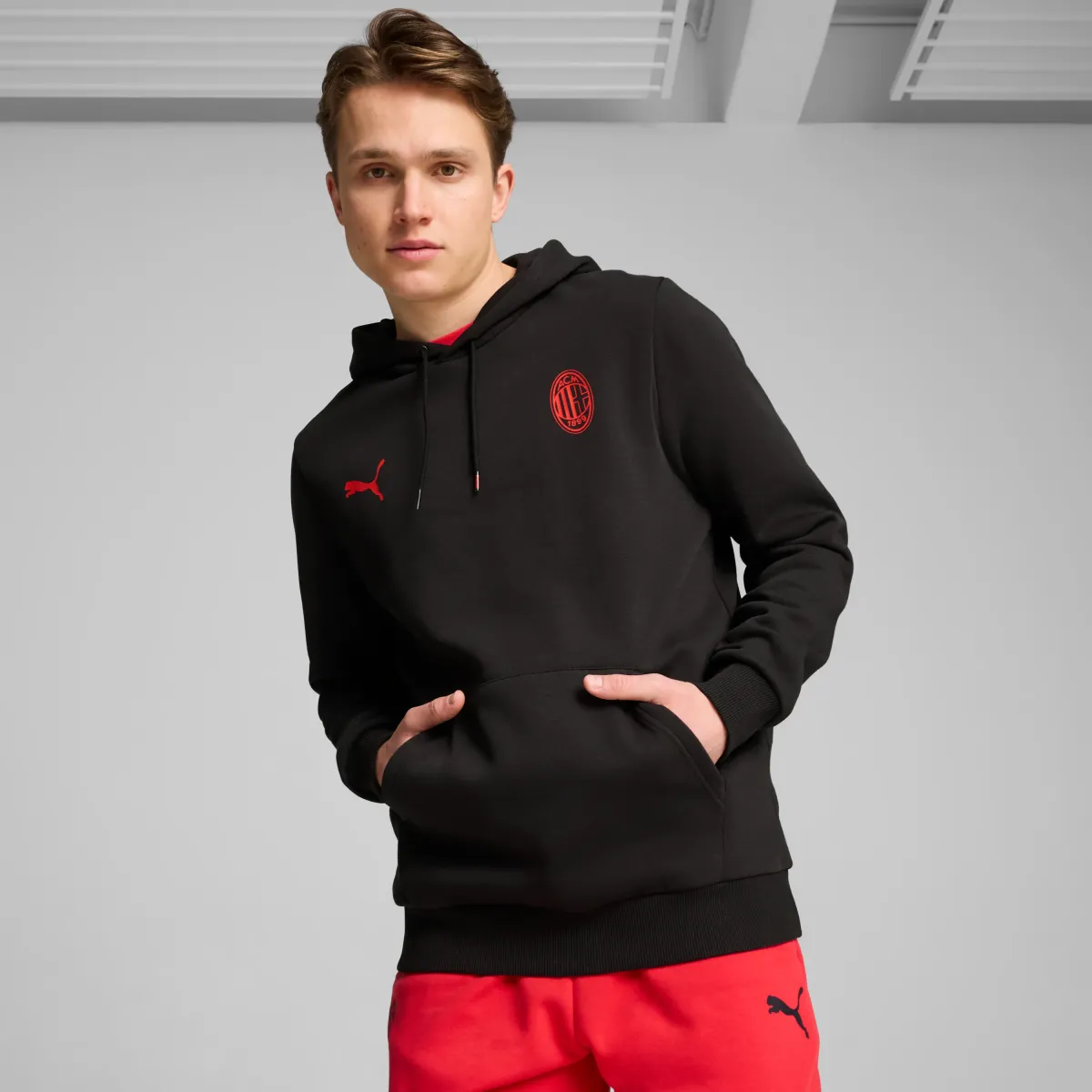 Felpa nera da uomo con logo rosso Puma AC Milan