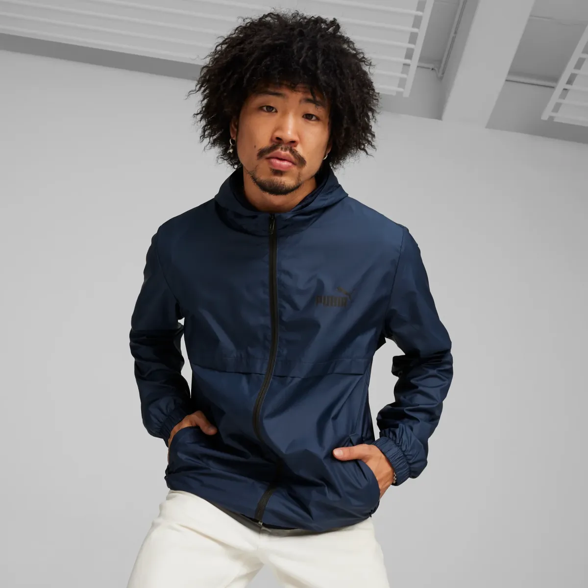 Giacca a vento sportiva blu da uomo Puma Essentials Solid Windbreaker
