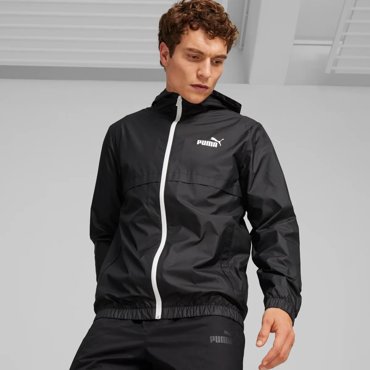 Giacca a vento sportiva nera da uomo Puma Essentials Solid Windbreaker