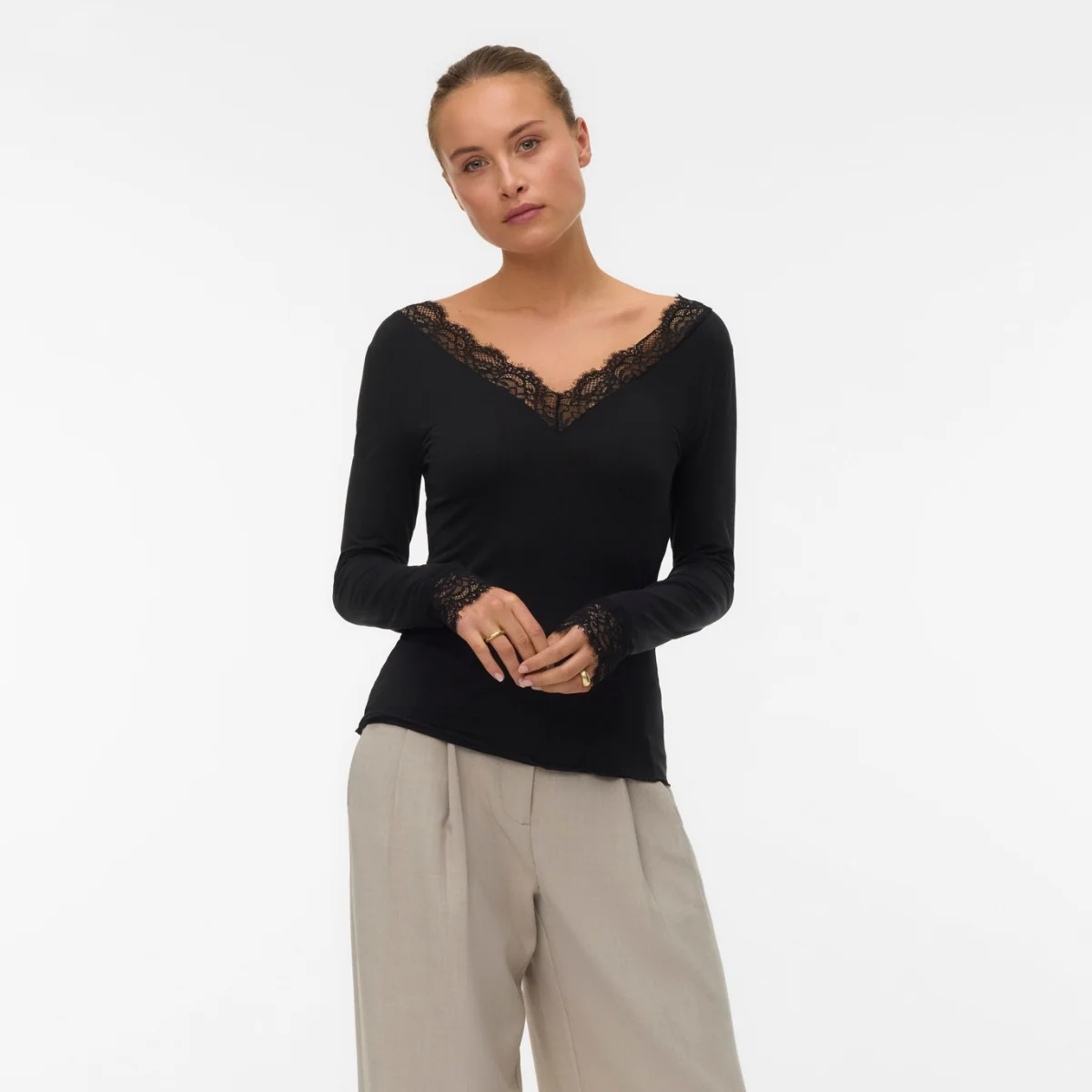 Maglia nera Donna a maniche lunghe con scollo a V in pizzo Vero Moda
