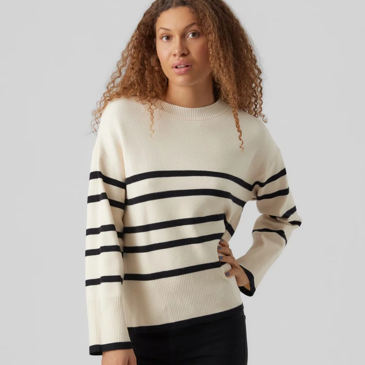 Maglione da donna a righe bianche off-white  e nere Vero Moda
