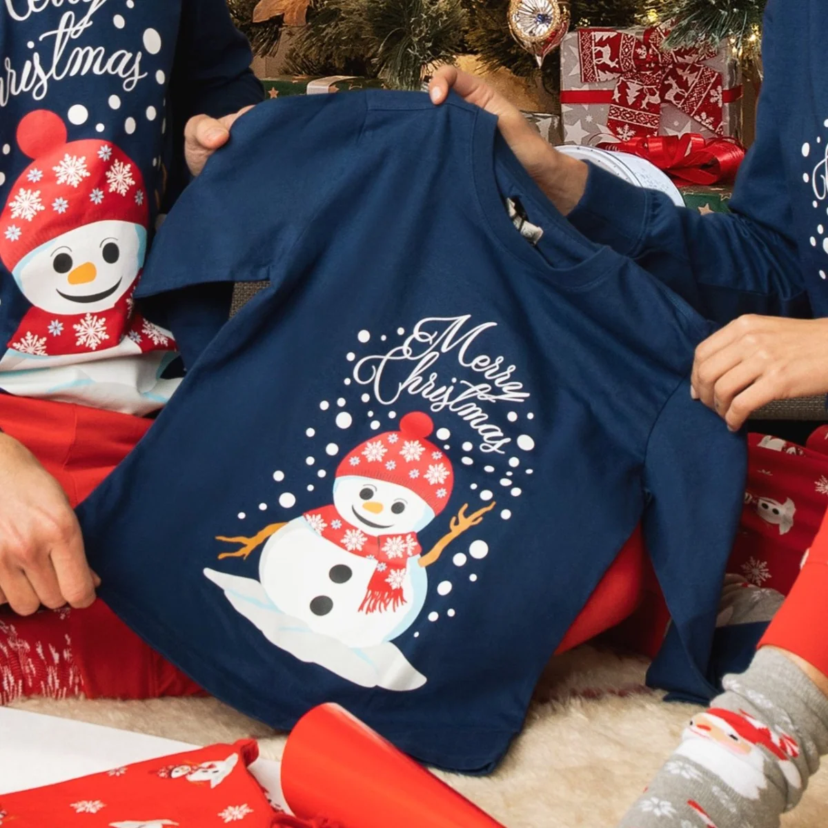 Pigiama natalizio blu da bambina con pupazzo di neve e pantaloni rossi