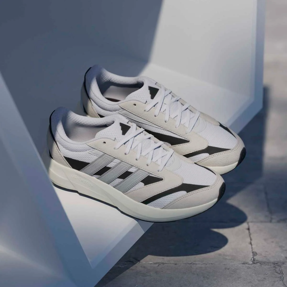 Scarpe bianche da uomo con suola ammortizzata adidas LIGHTSHIFT 2.0