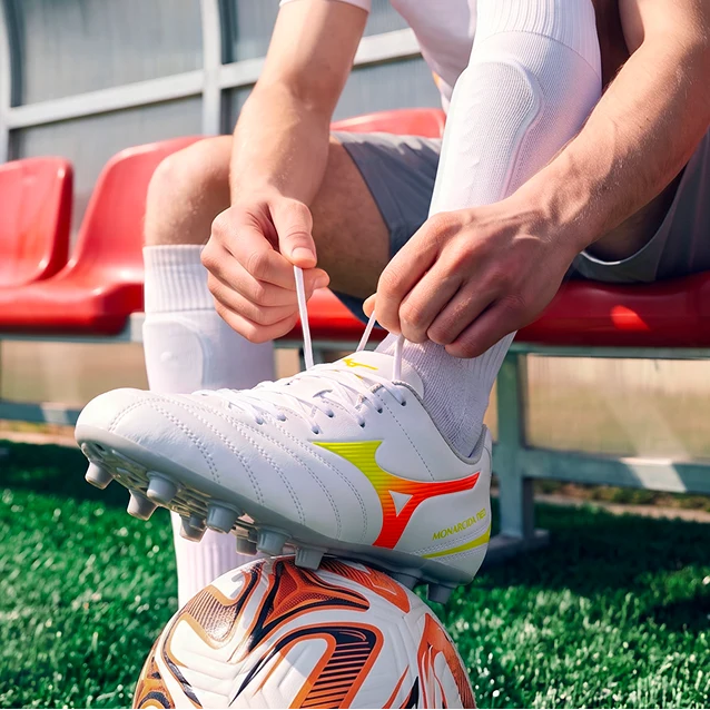 Scarpe da calcio Bianche Uomo con tacchetti FGAG e dettagli fluo Mizuno