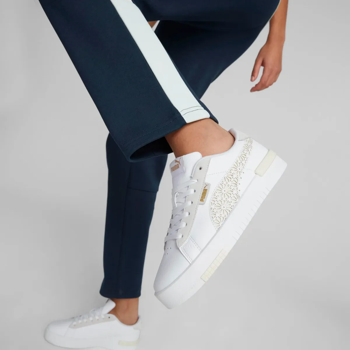 Sneakers bianche da donna con suola platform Puma Jada Renew