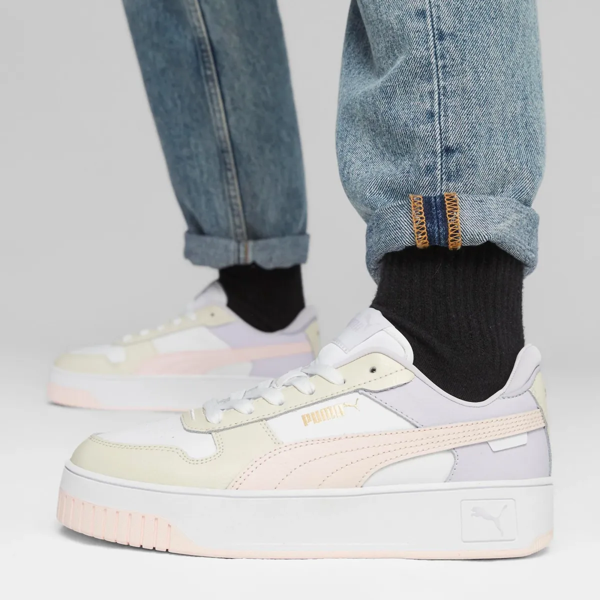 Sneakers bianche da donna con zeppa Puma Carina Street