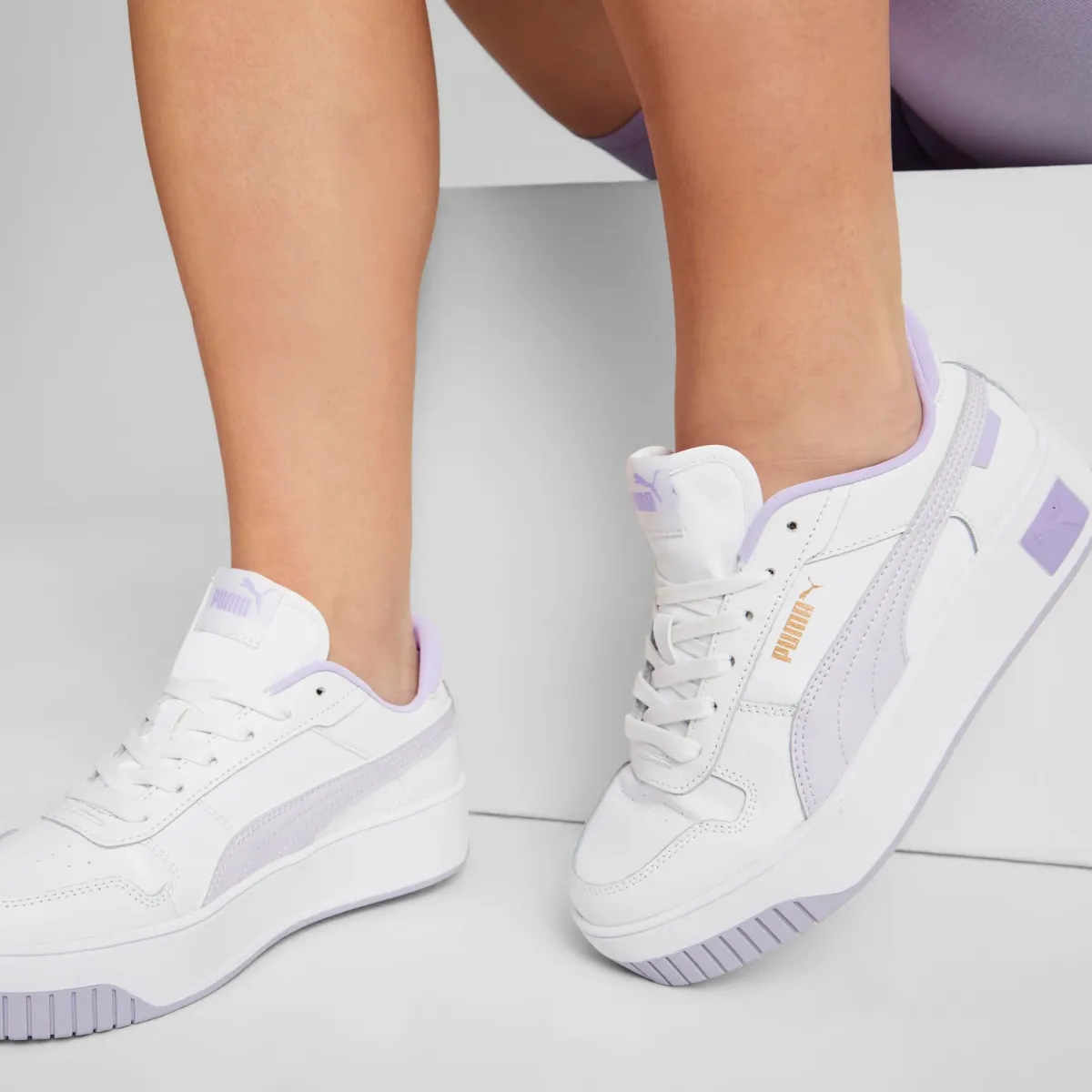 Sneakers bianche e lilla in pelle da donna con suola a zeppa Puma Carina Street