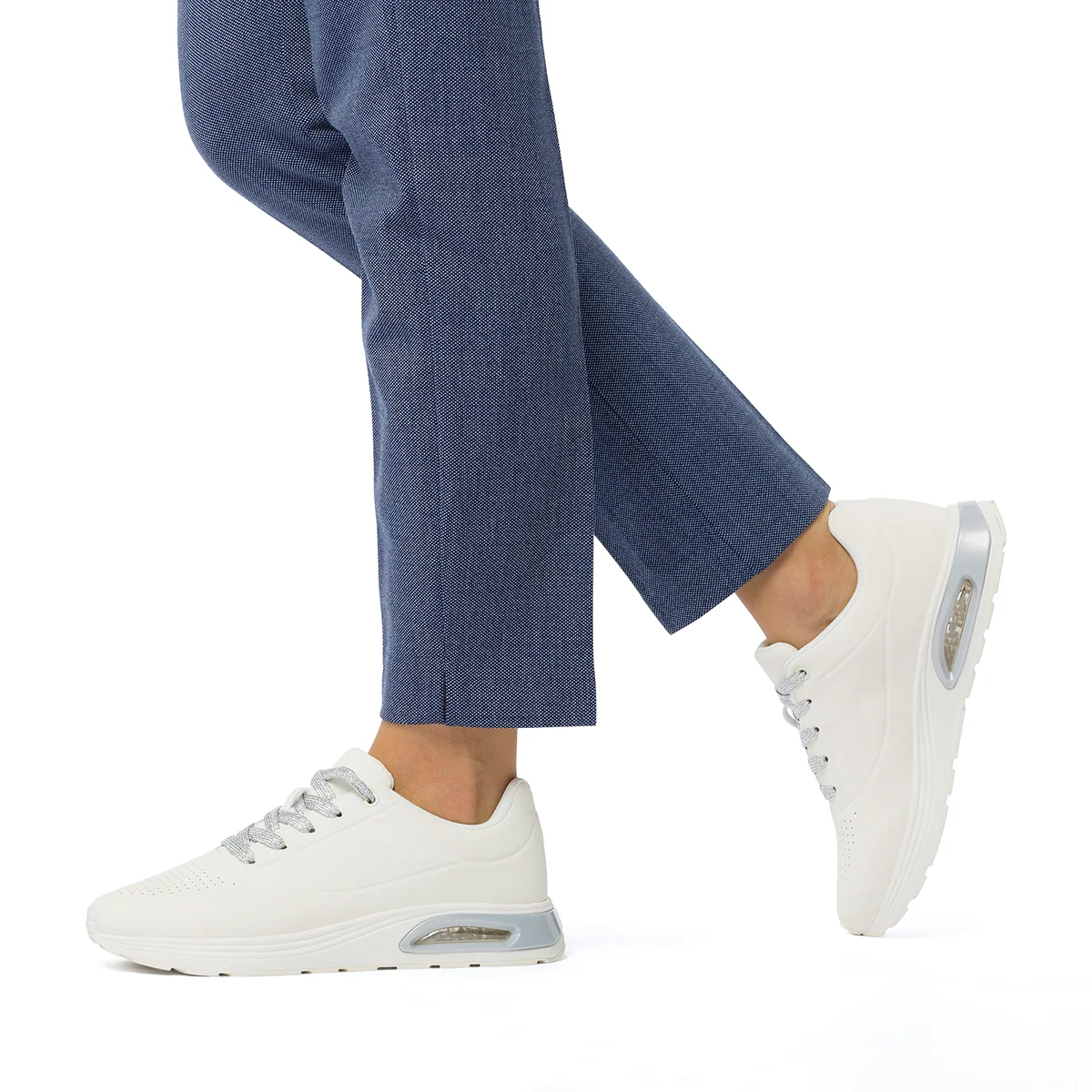 Sneakers bianche off-white da donna con suola ad aria Swish Jeans