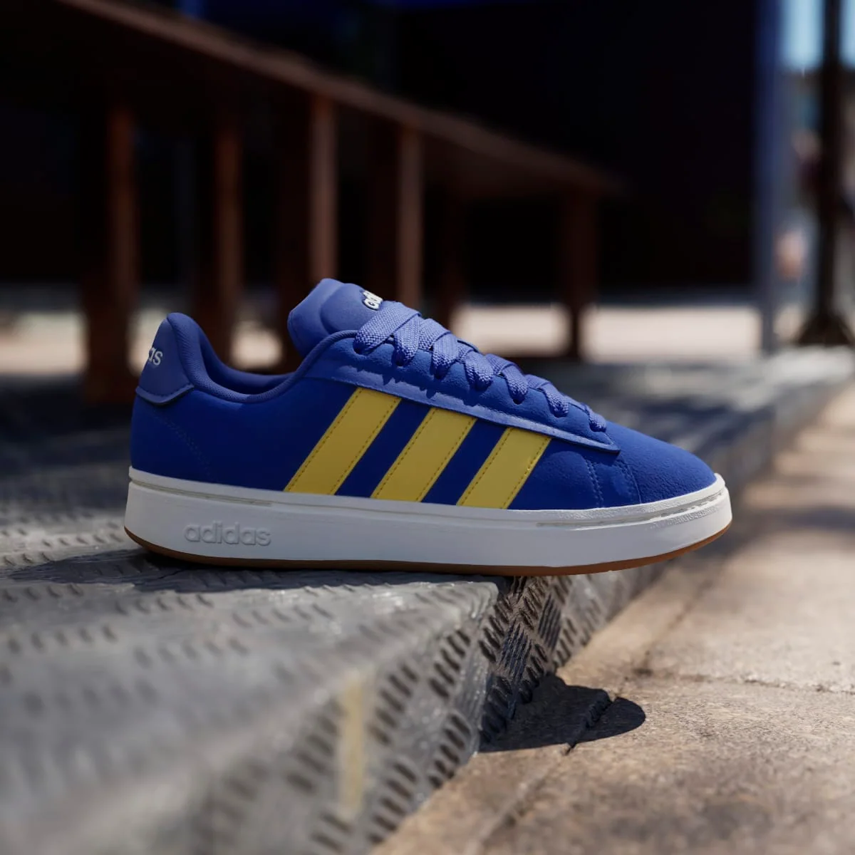 Sneakers blu da Uomo effetto scamosciato e logo giallo adidas Grand Court Alpha 00s