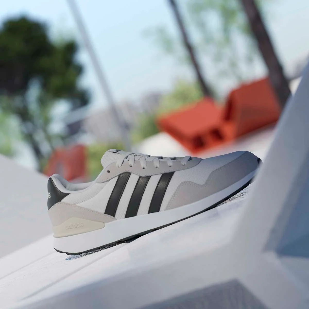 Sneakers casual da Uomo beige con effetto scamosciato adidas RUN 60s