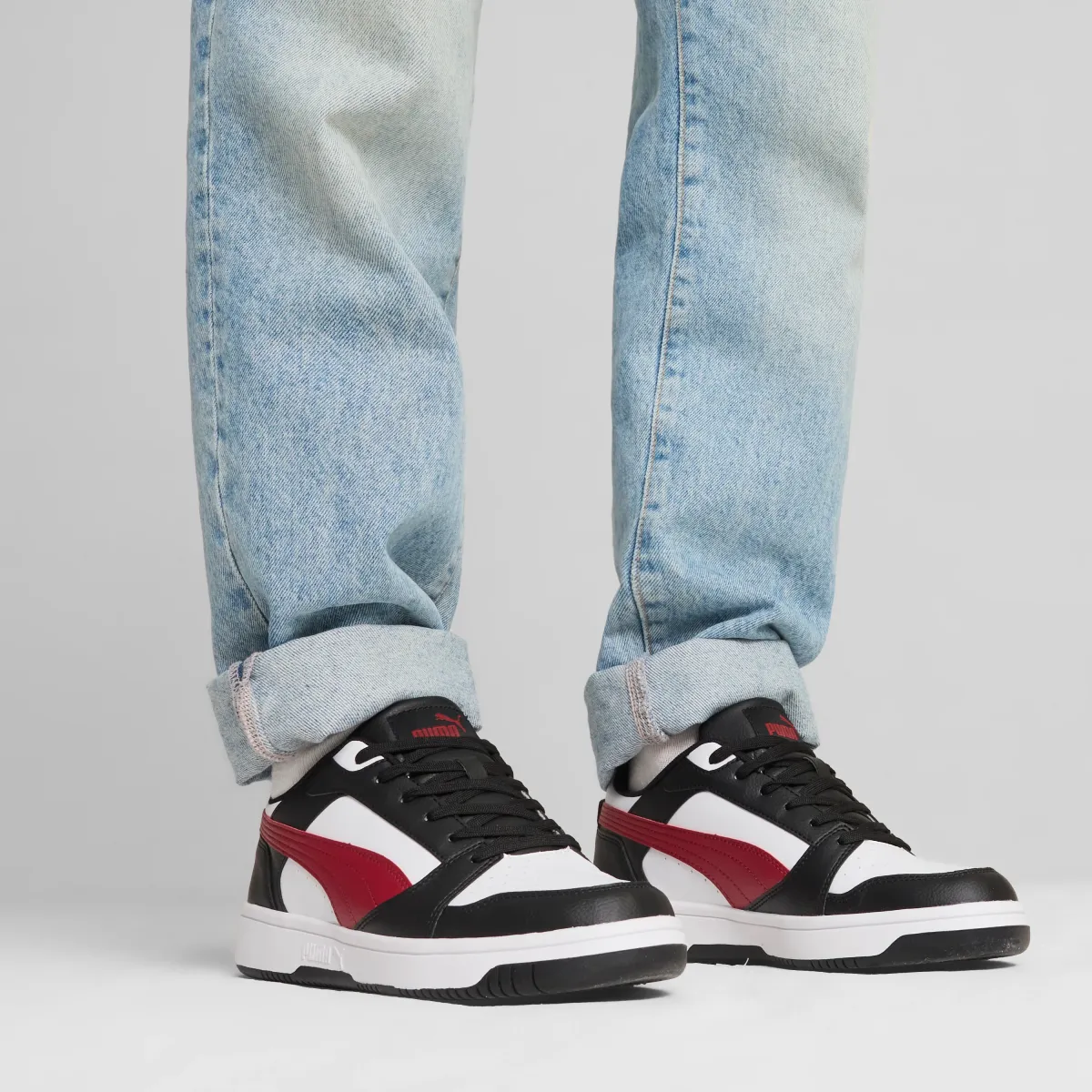 Sneakers casual da uomo bianche con dettagli neri e rossi e logo Puma Rebound V6