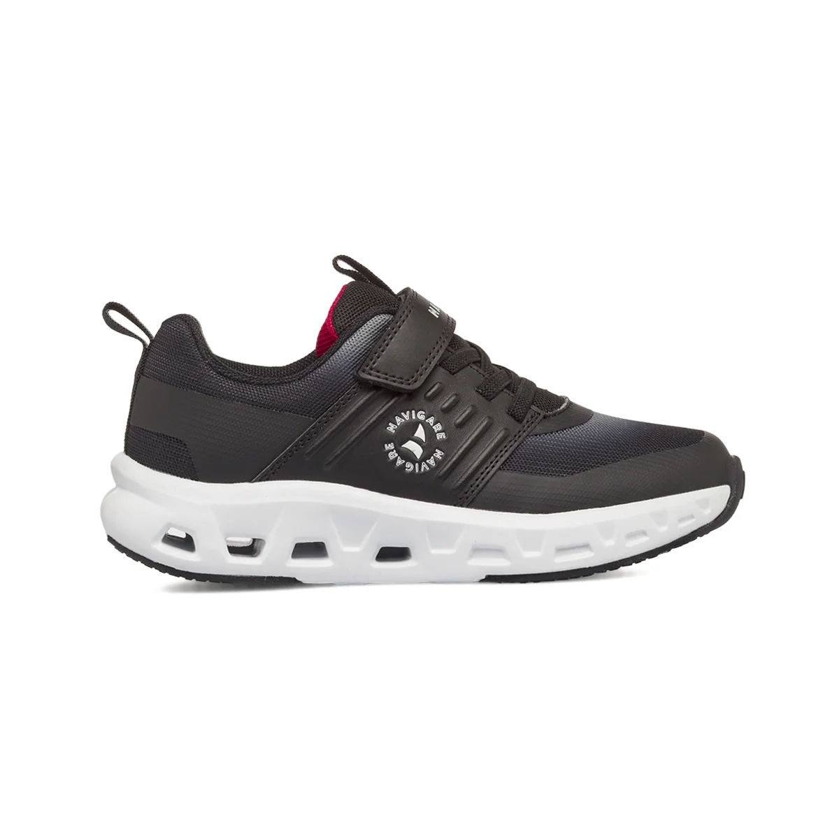 Sneakers casual nere Navigare con strappo e dettagli rossi