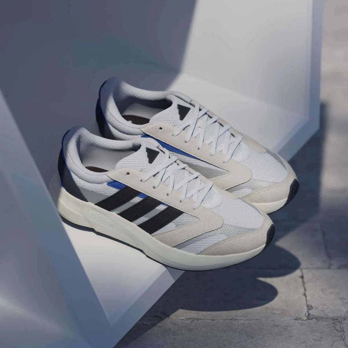 Sneakers da uomo bianche effetto scamosciato adidas LIGHTSHIFT 2.0