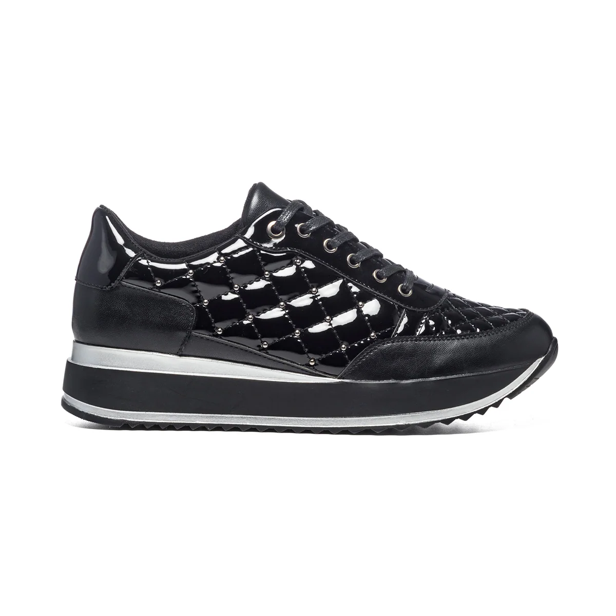 Sneakers nere in similpelle effetto matelassé con borchie Lora Ferres