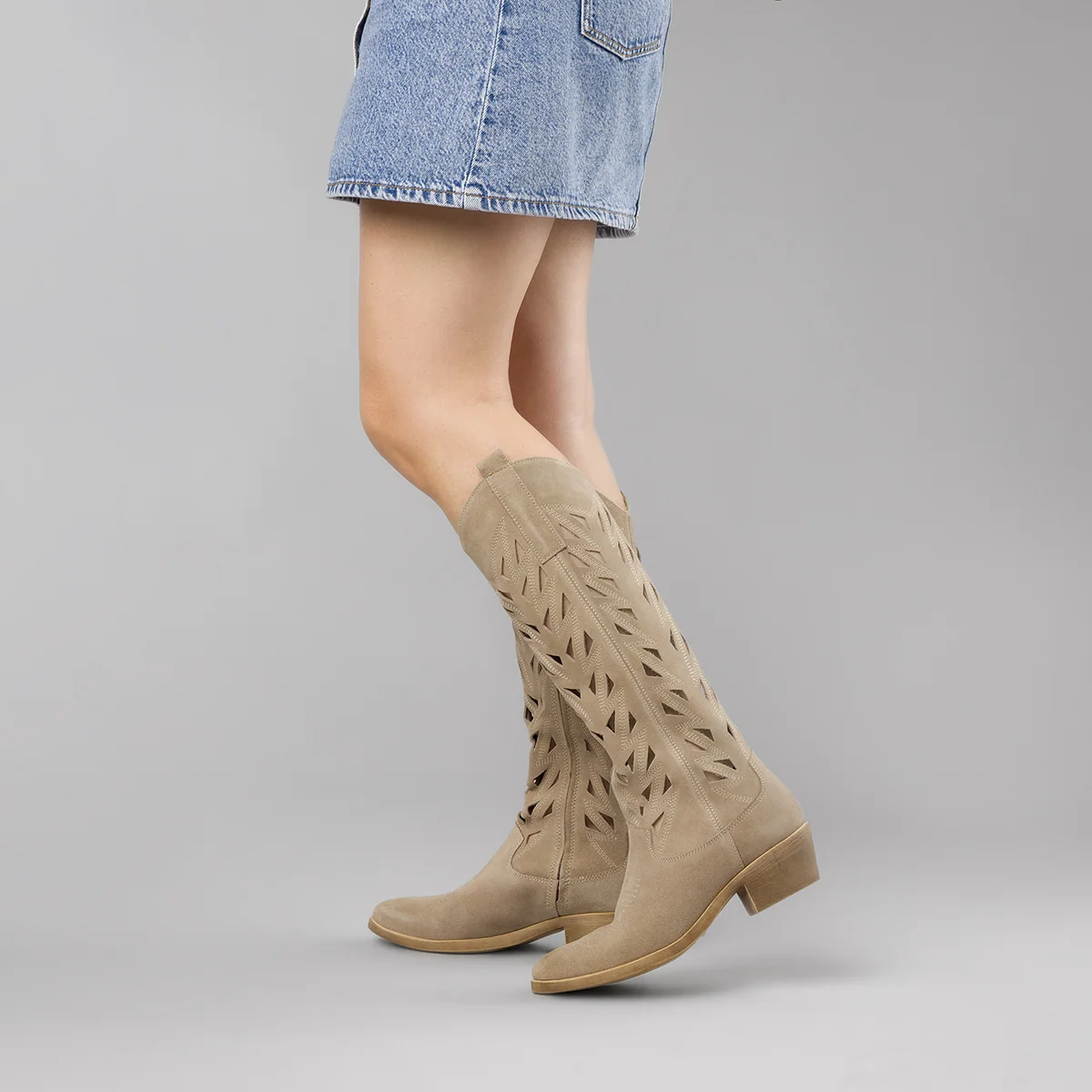 Stivali texani da Donna beige in pelle effetto scamosciato Primopiano