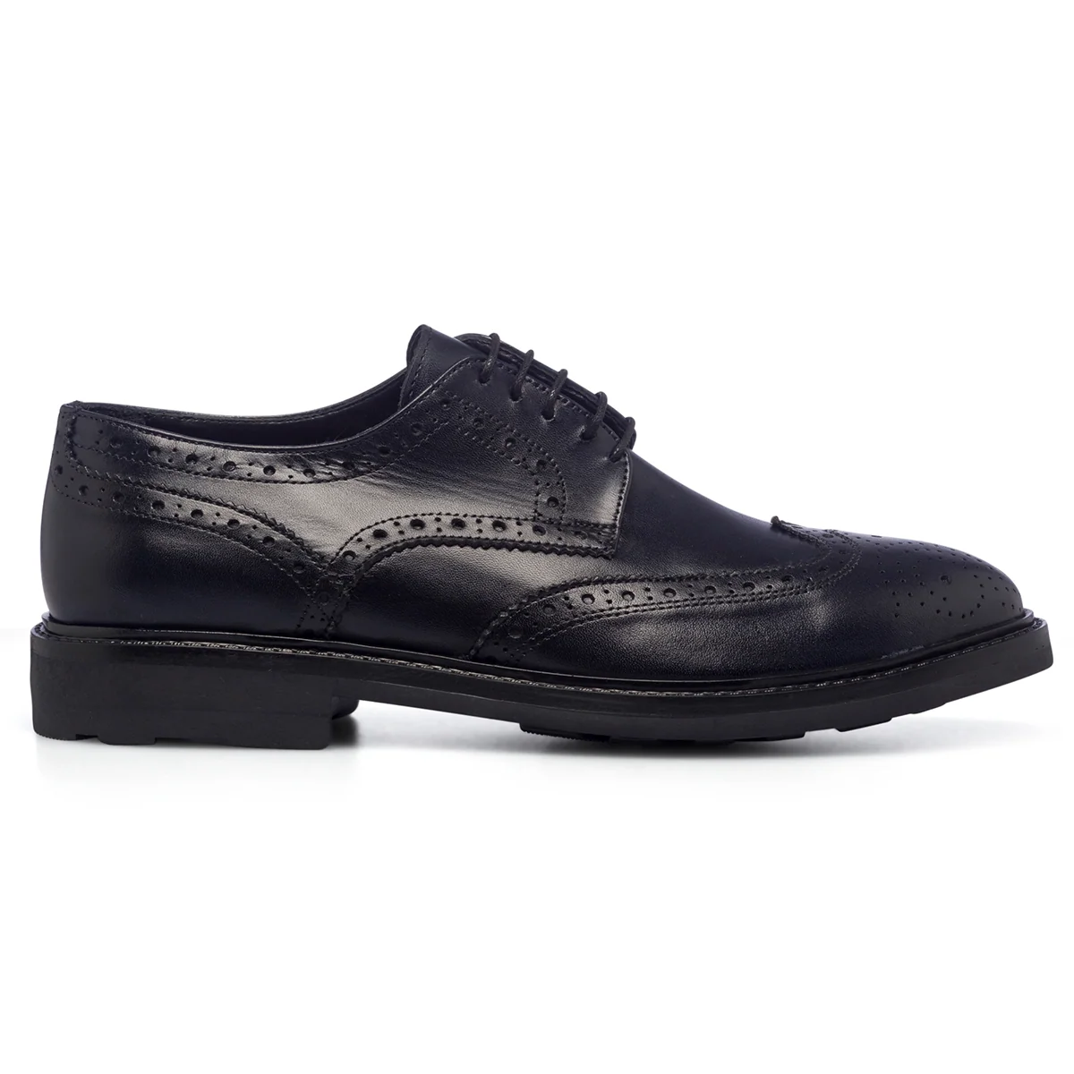 Stringate casual nere in pelle da uomo con dettagli brogue Primopiano