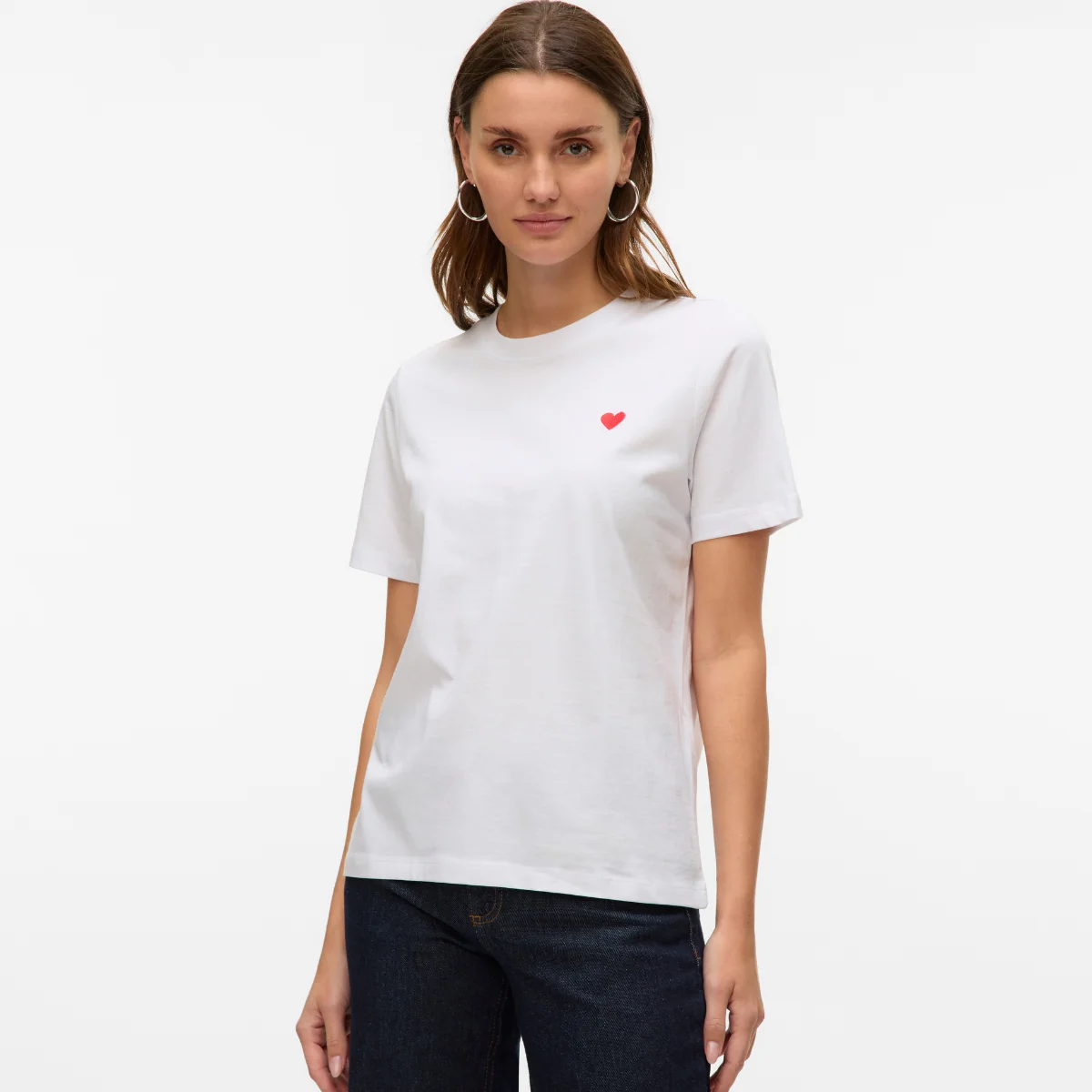 T-shirt girocollo bianca da Donna con dettaglio cuore rosso Vero Moda