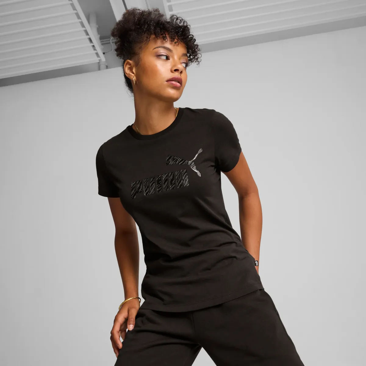 T-shirt nera da donna con logo metallizzato Puma